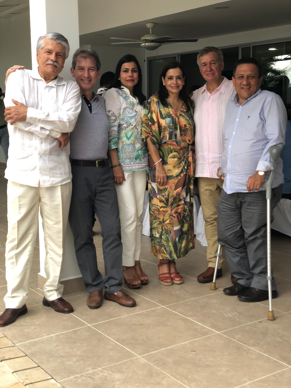 El cumpleañero en compañía de sus amigos más cercanos Mario Díaz, Fernando Gómez, Gisela López, Beatriz López de Ospina y Carlos Gómez.